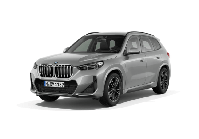 ah_praller_jungegebrauchte_bmw_x1 Ein silberner BMW X1 SUV ist vor einem weißen Hintergrund aus der vorderen linken Perspektive zu sehen und präsentiert seinen markanten Kühlergrill, die Scheinwerfer und die Leichtmetallfelgen von „Junge Gebrauchte – Autohaus Praller“. - AH Praller